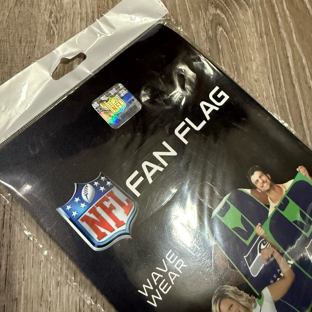 Seattle Seahawks NFL Fan Flag Cape | Wearable Team Spirit Banner New - Picture 3 of 4